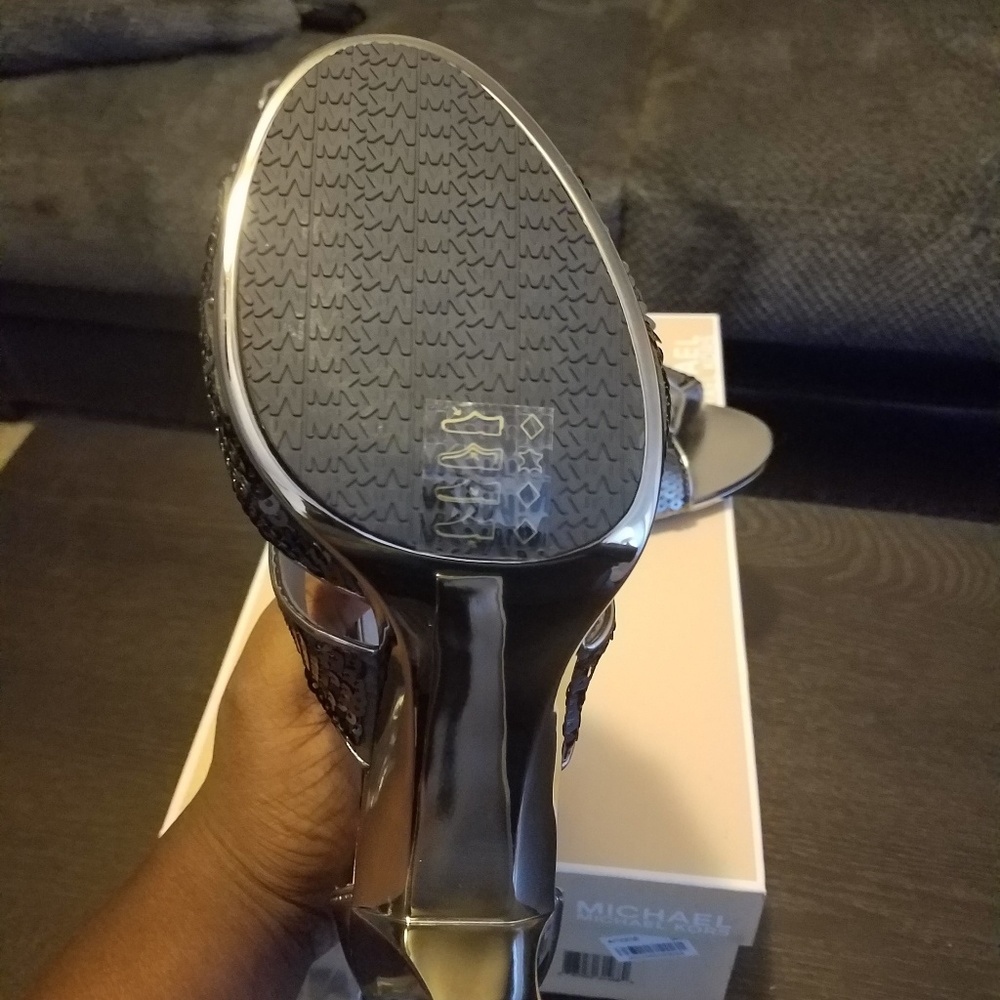 Shoes - Picture 5 of 6